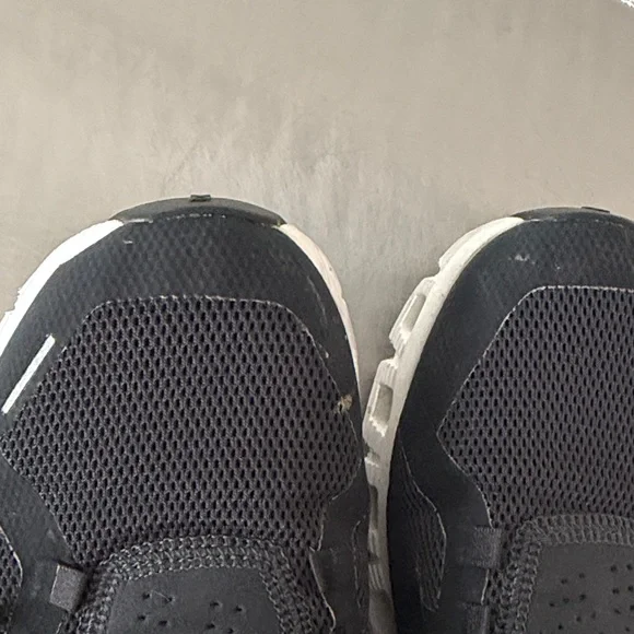 On cloud Running womens Black and White Athletic Shoes 10/42 - Picture 5 of 8